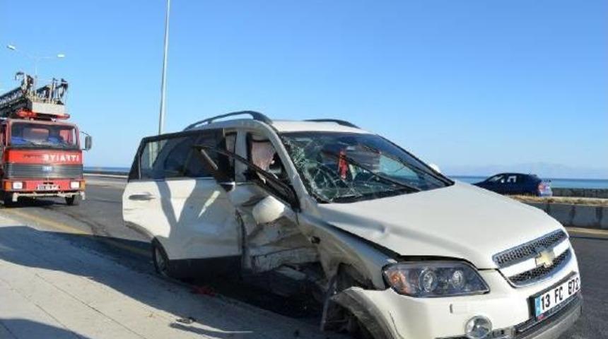 Adilcevaz'da 2 Otomobil Kavşakta &Ccedil;arpıştı: 5 Yaralı