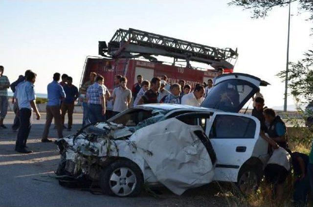 Adilcevaz'da 2 Otomobil Kavşakta Çarpıştı: 5 Yaralı