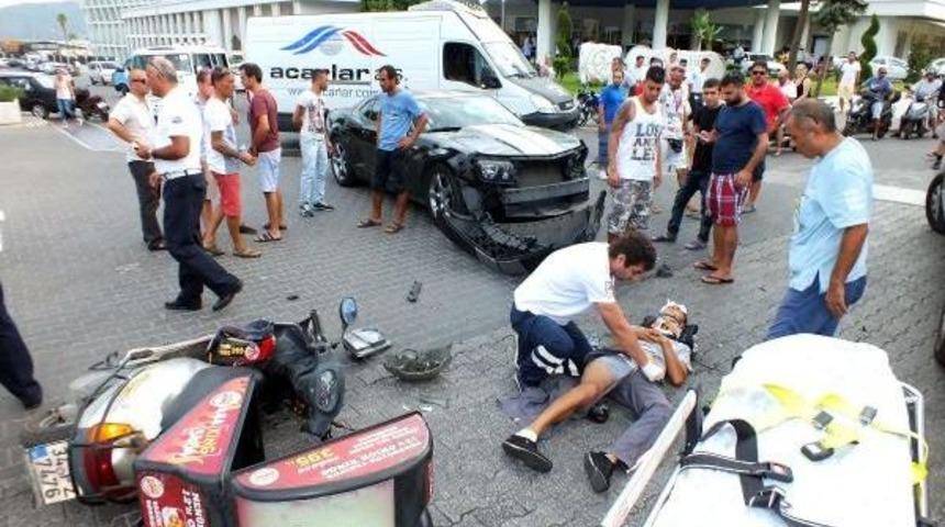 L&uuml;ks Otomobille Motosiklet &Ccedil;arpıştı: 1 Yaralı