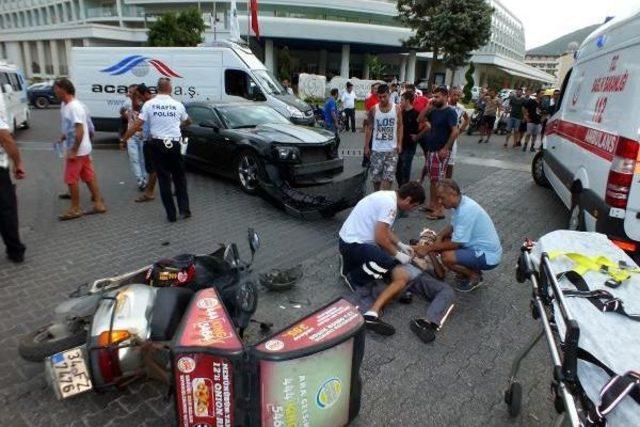 Lüks Otomobille Motosiklet Çarpıştı: 1 Yaralı