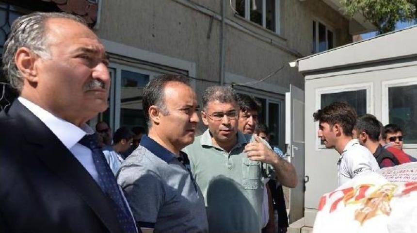 Roketatarlı Saldırıya Uğrayan Pasinler Emniyet M&uuml;d&uuml;rl&uuml;ğ&uuml;'ne Halktan Baltalı, K&uuml;rekli Destek (4)