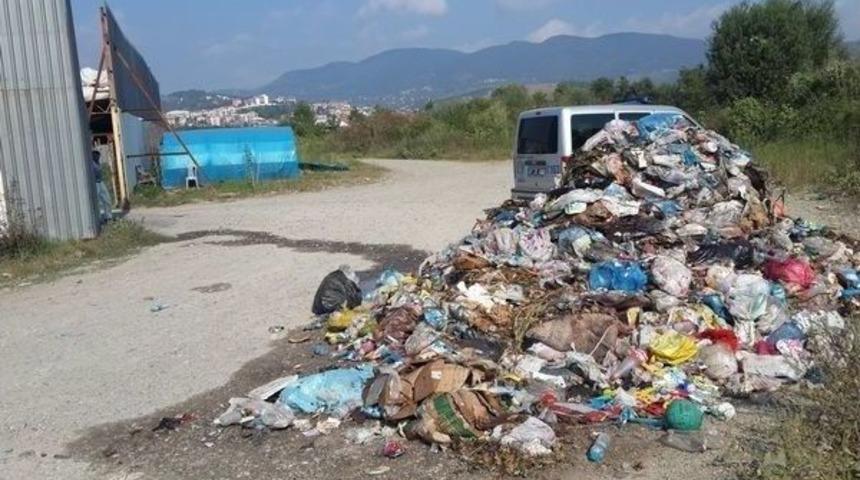 Belediye Sokaktan Topladığı &Ccedil;&ouml;pleri Yine Sokağa D&ouml;kt&uuml;
