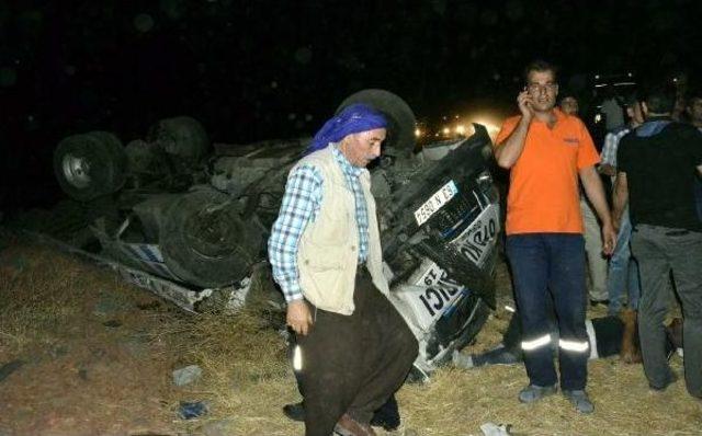 Devrilen Tır’Dan Dökülen Briketlere Çekici Çarptı: 2 Yaralı