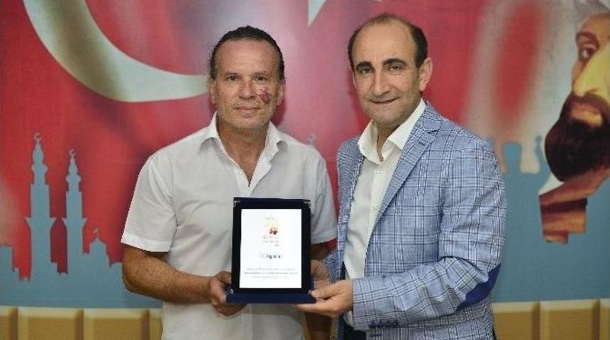 Başkan Edebali En Sevilen Yerel Y&ouml;netici Se&ccedil;ildi