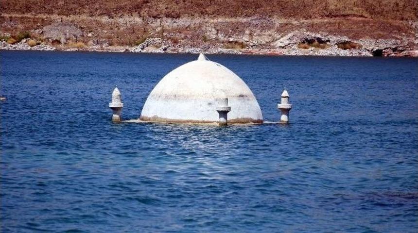 Sular &Ccedil;ekilince Baraj Altında Kalan K&ouml;y G&ouml;r&uuml;nd&uuml;