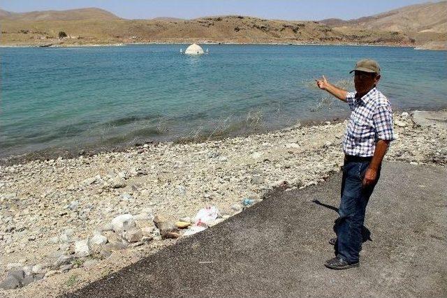 Sular Çekilince Baraj Altında Kalan Köy Göründü