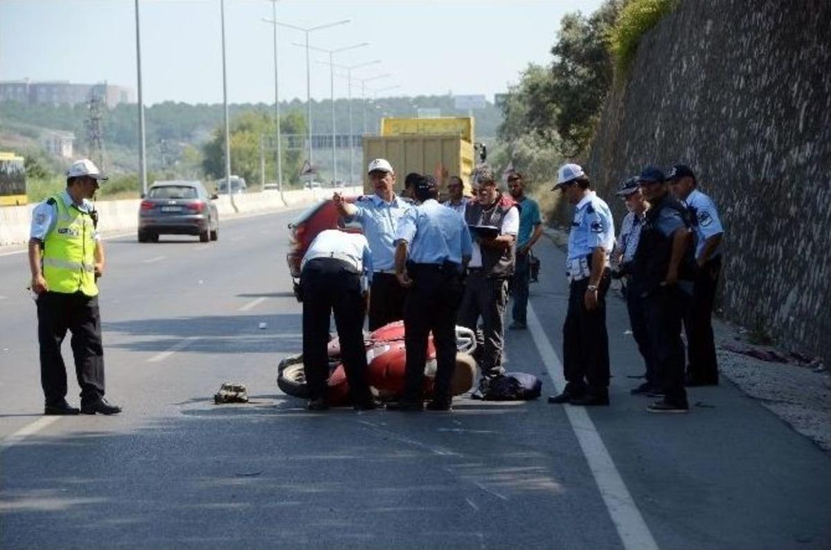 (&ouml;zel Haber) G&uuml;venlik Şeridinde İki Kardeşi Ayıran Kaza G&uuml;venlik Kamerasına Yansıdı