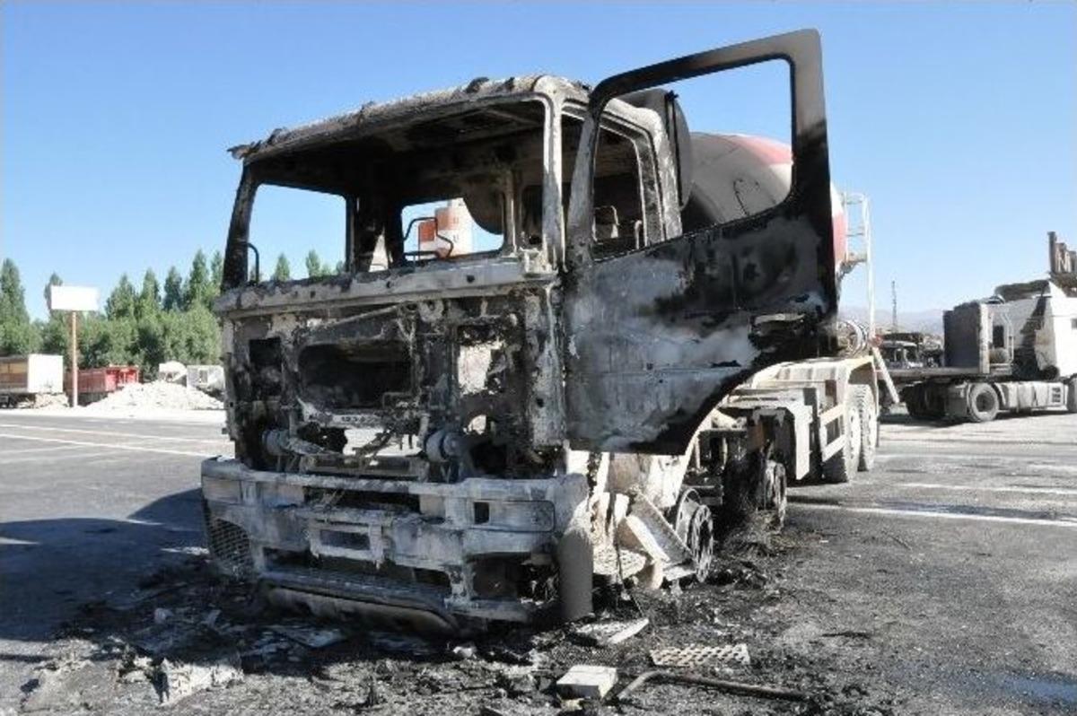 Ter&ouml;ristler Belediye Başkanı Ve Abisinin 7 Aracını Yaktı