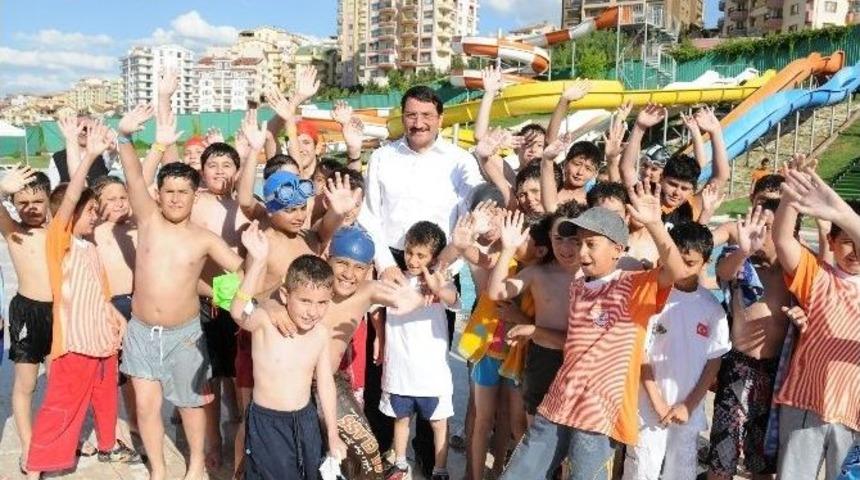 Ke&ccedil;i&ouml;renliler Havuzlara Akın Etti