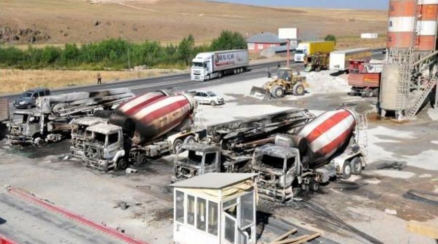 Pkk'lılar Patnos'ta 7 Ara&ccedil; Yaktı