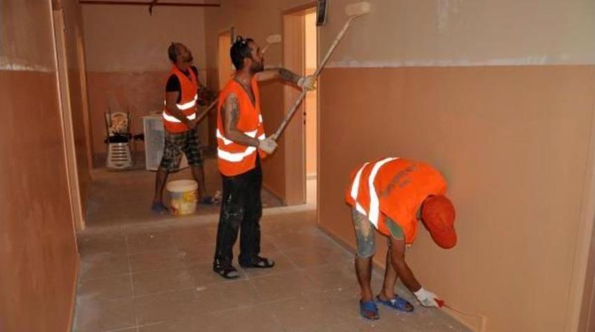 H&uuml;k&uuml;ml&uuml;ler Cezalarını Okul Boyayarak Tamamlıyor