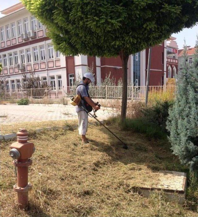 Hükümlüler Cezalarını Okul Boyayarak Tamamlıyor