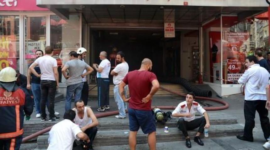 Beşiktaş &Ccedil;arşı&rsquo;Da Yangın Paniği