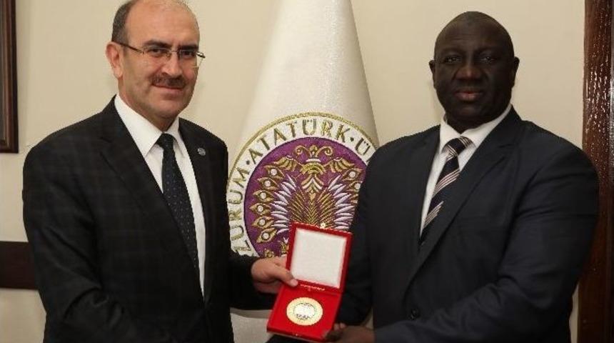 Gambiya Cumhuriyeti Ankara B&uuml;y&uuml;kel&ccedil;isi Momodou Badjie&rsquo;den Atat&uuml;rk &Uuml;niversitesine Ziyaret