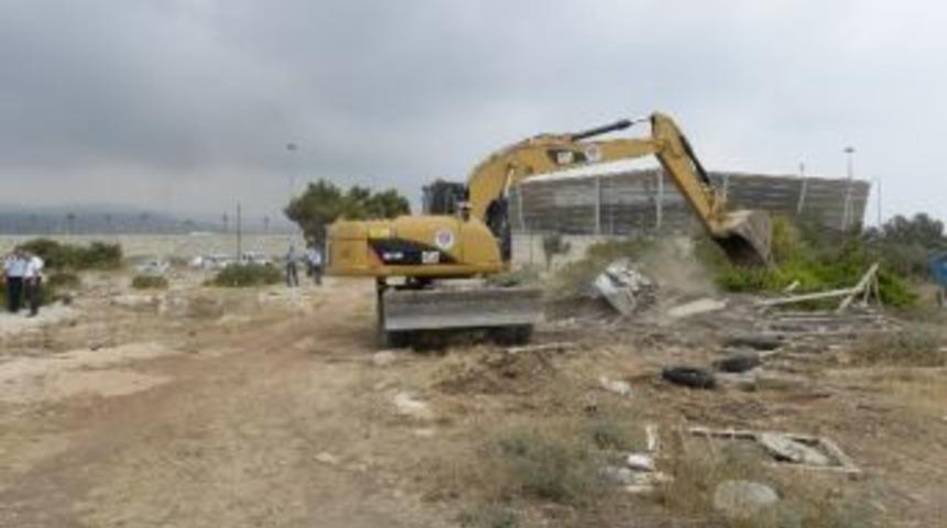 Mersin&rsquo;de Ka&ccedil;ak Ahırlar Yıkıldı