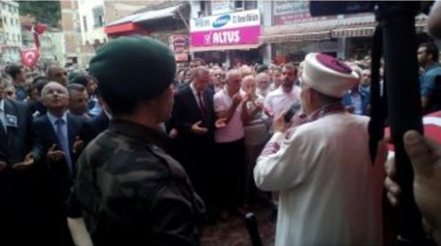 Cumhurbaşkanı Erdoğan, Şehit Komiser Ahmet &Ccedil;amur&rsquo;un Cenaze Namazı&rsquo;na Katıldı