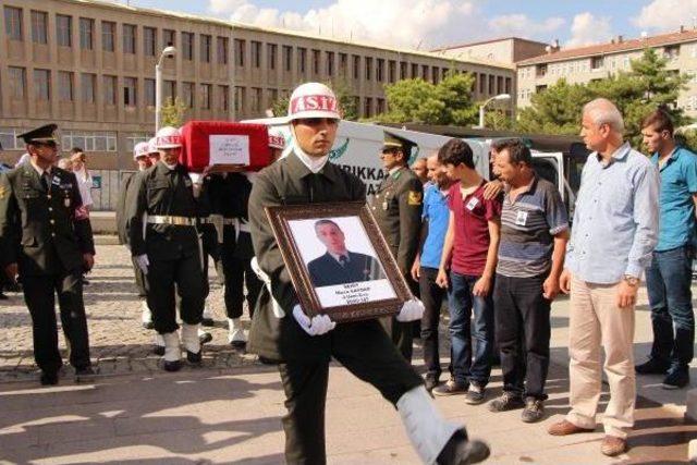 Şehit Cenazesinde Başbakan Yardımcısı Akdoğan'a Protesto