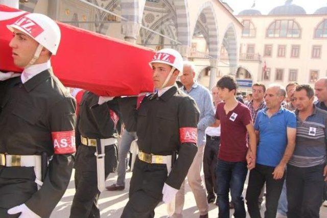 Şehit Cenazesinde Başbakan Yardımcısı Akdoğan'a Protesto