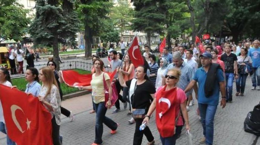 Eskişehir'de Ter&ouml;r&uuml; Lanetleme Y&uuml;r&uuml;y&uuml;ş&uuml;