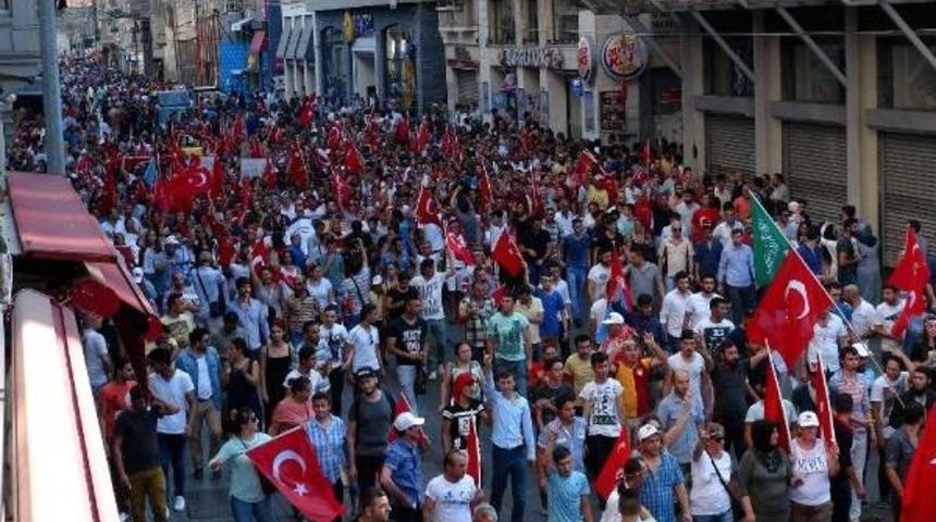 Beyoğlu'nda 'şehitler İ&ccedil;in Ayağa Kalkıyoruz" Y&uuml;r&uuml;y&uuml;ş&uuml;