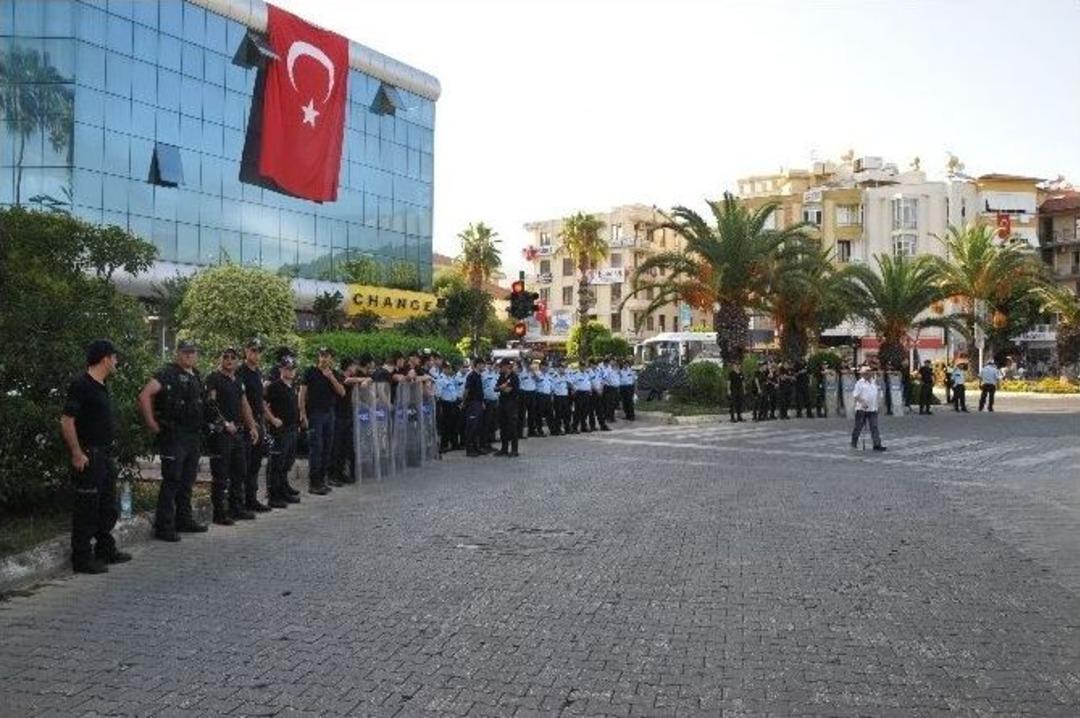 Alanya&rsquo;da Ter&ouml;r&uuml; Protesto Eyleminde İki Grup Birbirine Girdi