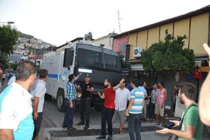 Alanya’da Terörü Protesto Eyleminde İki Grup Birbirine Girdi G1