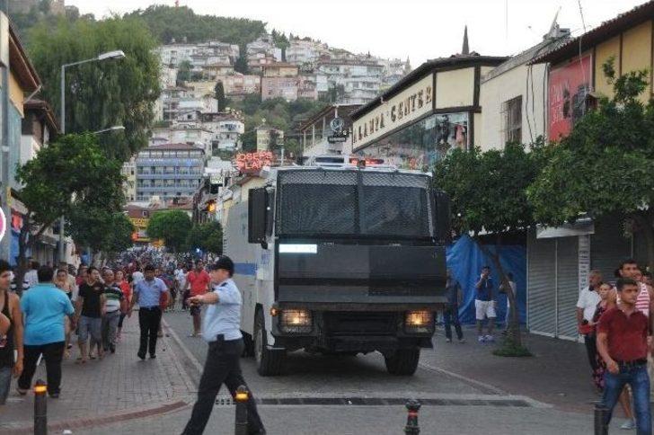 Alanya’da Terörü Protesto Eyleminde İki Grup Birbirine Girdi G2