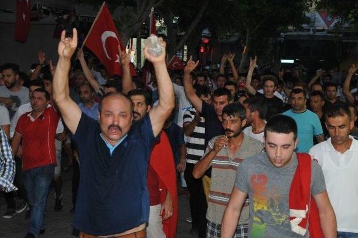 Alanya’da Terörü Protesto Eyleminde İki Grup Birbirine Girdi G4