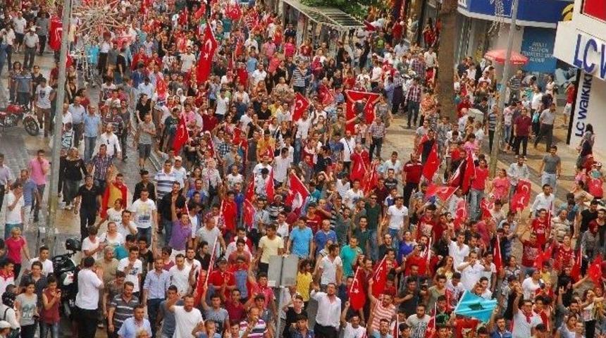 Denizli&rsquo;de 2 Bin Kişi Şehitler İ&ccedil;in Y&uuml;r&uuml;d&uuml;