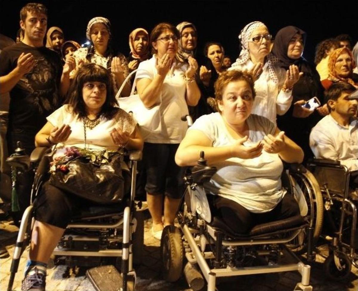 B&uuml;y&uuml;k Marmara Depreminde Yaşamını Yitirenler Deprem Saatinde Anıldı