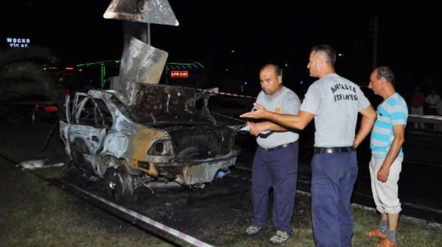 Otomobil Direğe &Ccedil;arptı, 2 Kişi Yanarak &Ouml;ld&uuml;