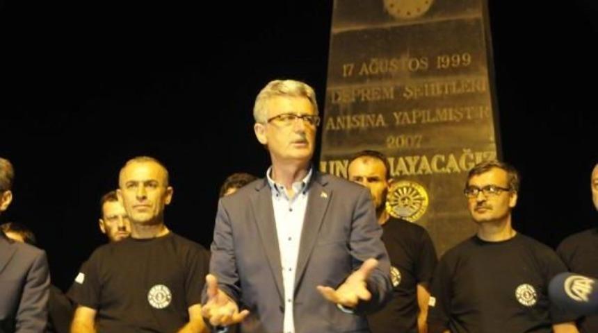 Deprem Kurbanları Için 03.02 De Denize Karanfil Bırakıldı