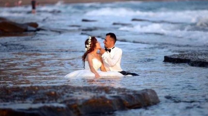 D&uuml;ğ&uuml;n Fotoğrafı I&ccedil;in Denize Girdiler