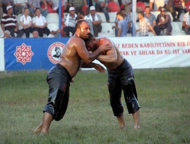 Kurtdere Yağlı Güreşleri'nde Büyük Mücadale