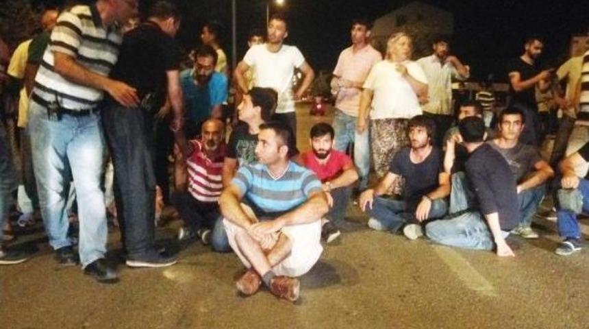 7 Yaşındaki &Ccedil;ocuk Kazada &Ouml;l&uuml;nce, Mahalleli Yol Kapattı