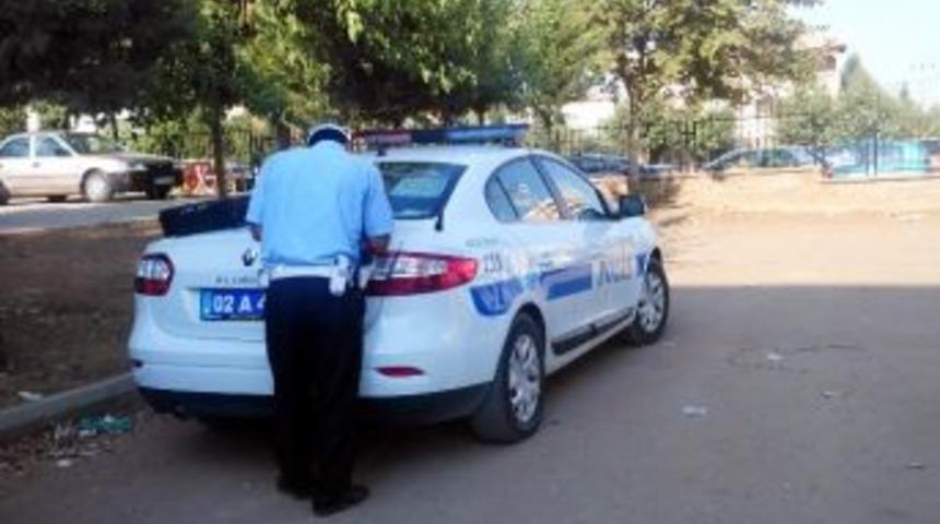 Okul Bah&ccedil;esinde Trafik Kazası: 2 Yaralı