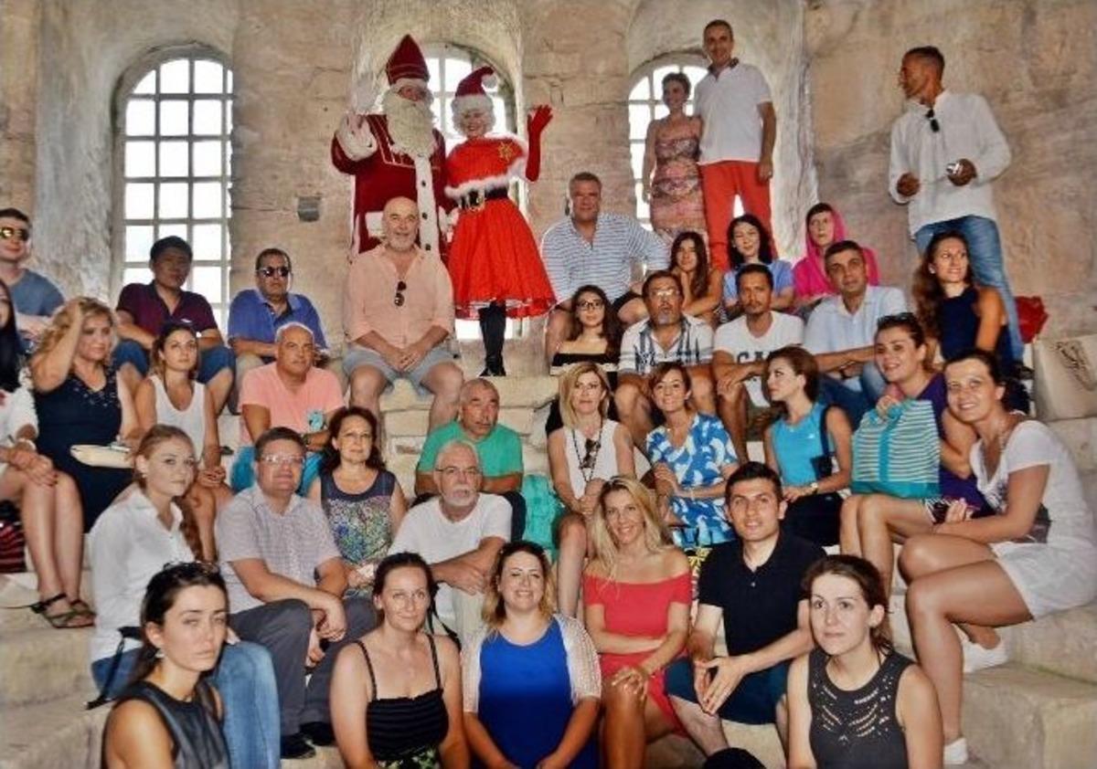 Noel Baba, Noel Anneye Memleketini Gezdirdi