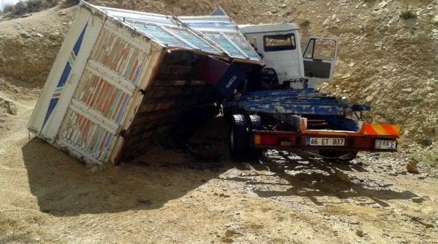 Buğday Y&uuml;kl&uuml; Kamyon Dağa &Ccedil;arparak Devrildi