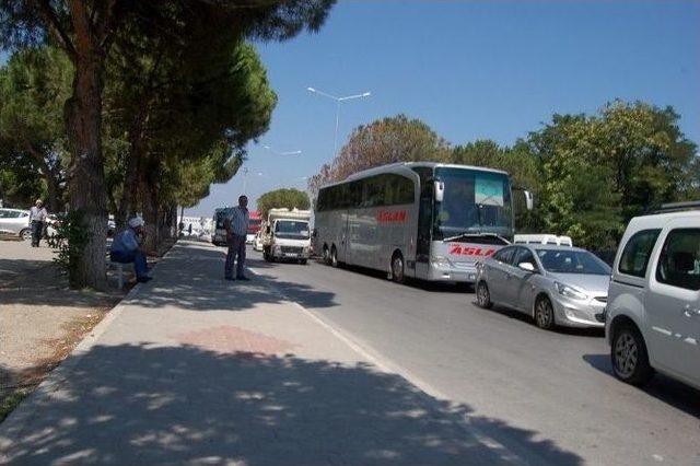 Lapseki’de Feribot Kuyruğu