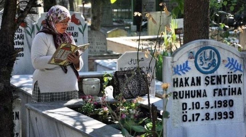 Deprem Şehitleri Mezarları Başında Anıldı