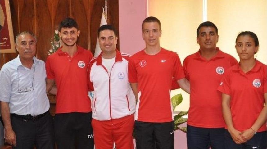 Adana Tohm Sporcusu Tenekeb&uuml;ken Sırıkla Atlamada Yıldız Ve Gen&ccedil;lerde Yeni T&uuml;rkiye Rekoru Kırdı