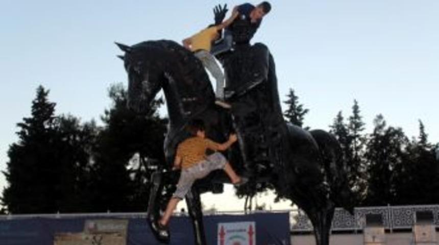 Oyun Parkı Olmayınca Atat&uuml;rk Heykeline Tırmanıyorlar