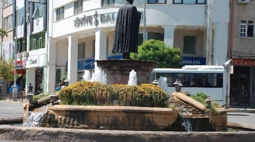 Atat&uuml;rk Heykeli Bakım Bekliyor