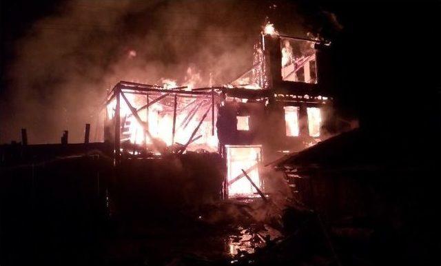 Evin &Uuml;zerine Yıldırım D&uuml;şt&uuml; 1