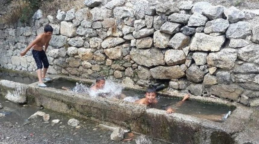 Su Yalağında &Ccedil;ocukların Tehlikeli Serinlemesi