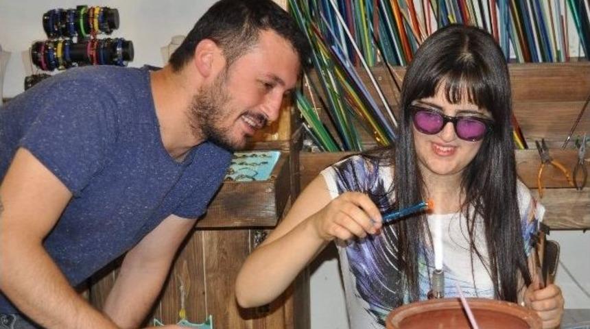 Meraklı Turistler Tezgah Başında