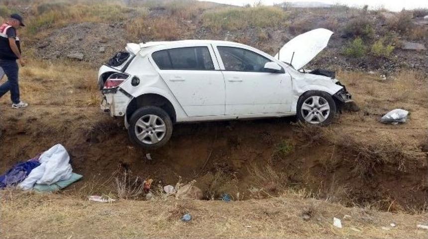Erzincan&rsquo;da Otomobil Takla Attı: 1&rsquo;i Ağır 4 Yaralı