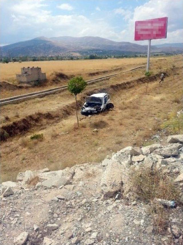 Erzincan&rsquo;da Otomobil Takla Attı: 1&rsquo;i Ağır 4 Yaralı 1