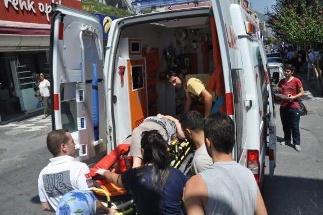 Kaldırımda Y&uuml;r&uuml;rken D&uuml;ş&uuml;p Ayağını Kırdı 3