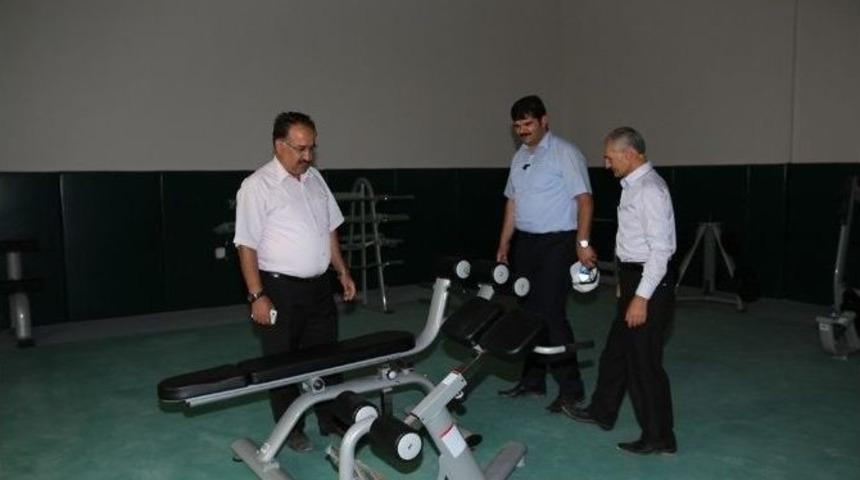 Rekt&ouml;r Yılmaz Spor Tesislerini Tanıttı